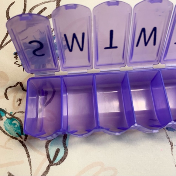 💜 Purple Weekly Pill Organizer NWOT - Picture 4 of 5